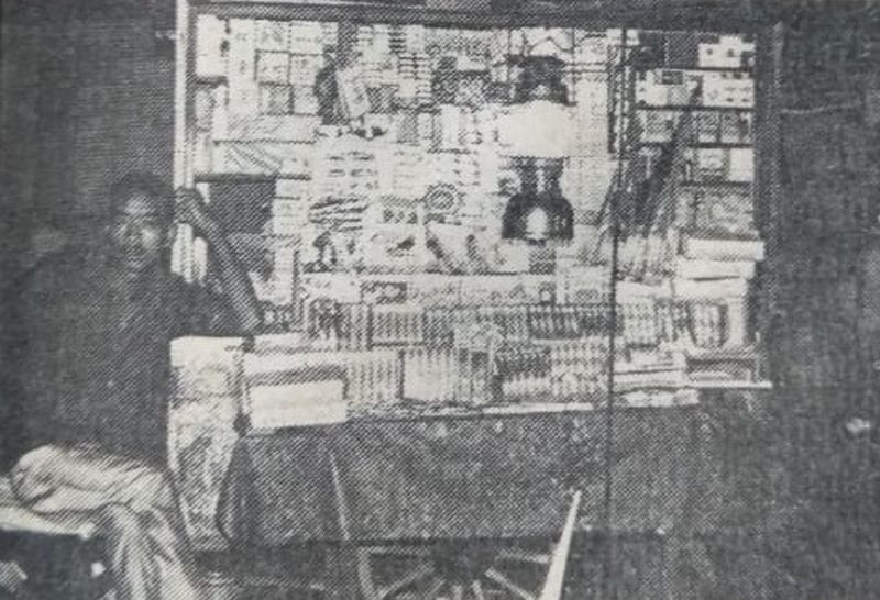 Pedagang petasan pada 1971. Foto Ekspres, 22 November 1971.