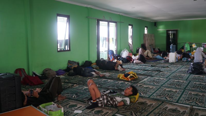 Warga yang masih bertahan di Tamansari berdiam di Masjid Al-Islam, Bandung, Rabu (18/18/2019). Alinea.id/Huyogo Simbolon.