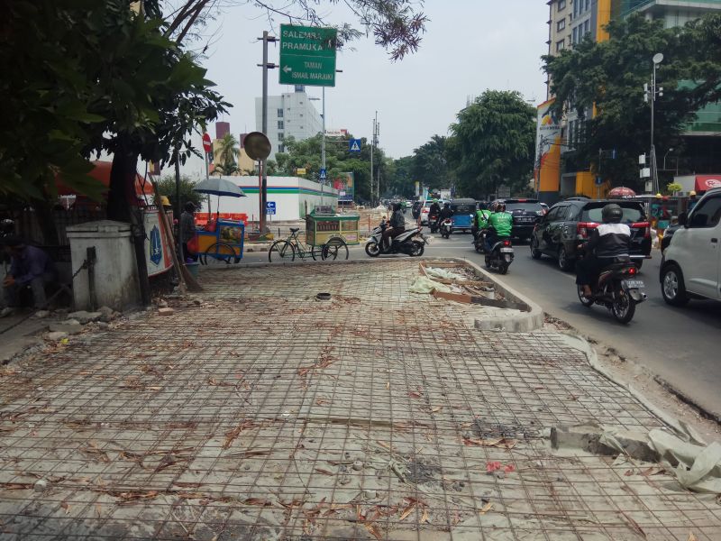 Kondisi trotoar di Jalan Cikini Raya, yang sedang direvitalisasi. Alinea.id/Kudus Purnomo Wahidin.