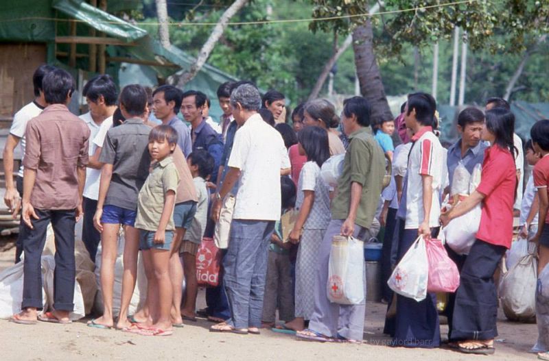 Para pengungsi sebelum berangkat ke Pulau Galang. /Gaylord Barr/kukucamp.blogspot.com