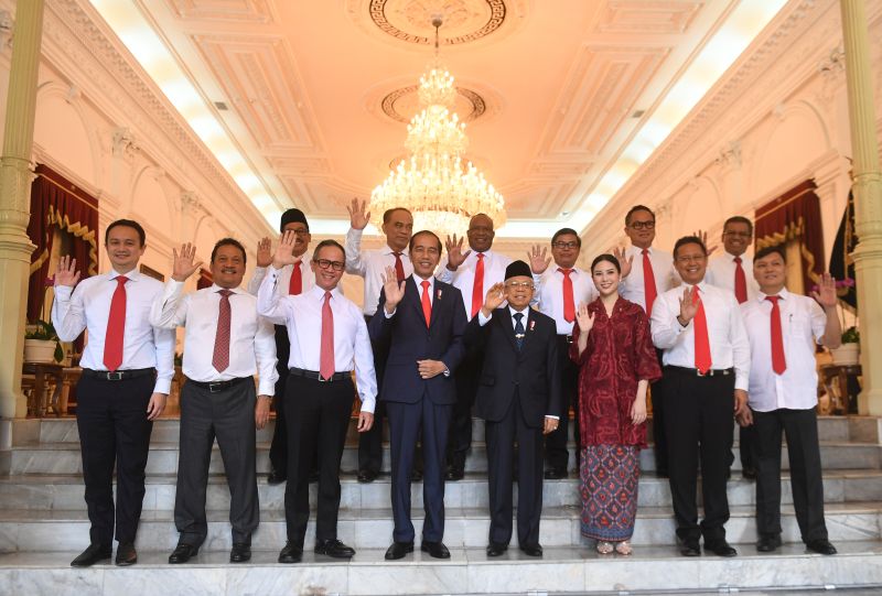 Presiden Joko Widodo (keempat kiri) didampingi Wakil Presiden Ma'ruf Amin (keempat kanan) berfoto bersama calon-calon wakil menteri Kabinet Indonesia Maju sebelum acara pelantikan di Istana Merdeka, Jakarta, Jumat (25/10). /Antara Foto. 