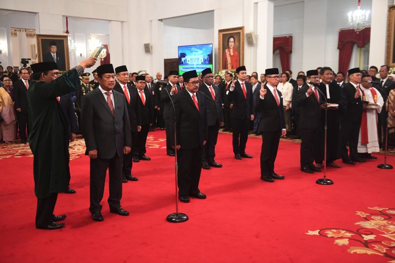 Sejumlah wakil menteri Kabinet Indonesia Maju mengucapkan sumpah saat dilantik di Istana Negara, Jakarta, Jumat (25/10). /Antara Foto. 