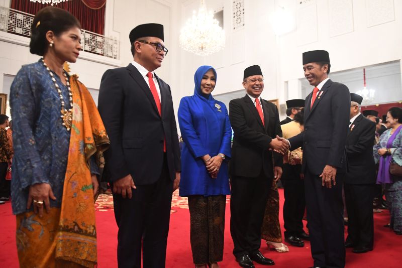 Presiden Joko Widodo (kanan) memberikan selamat kepada wakil-wakil menteri Kabinet Indonesia Maju usai pelantikan di Istana Negara, Jakarta, Jumat (25/10). /Antara Foto. 