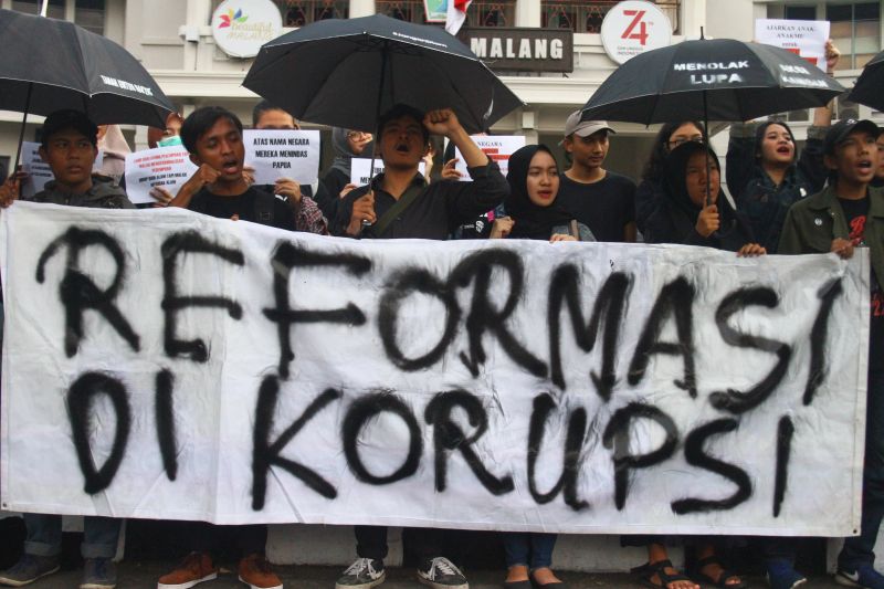 Aliansi Masyarakat Peduli HAM melakukan aksi demonstrasi di Malang, Jawa Timur. Antara Foto