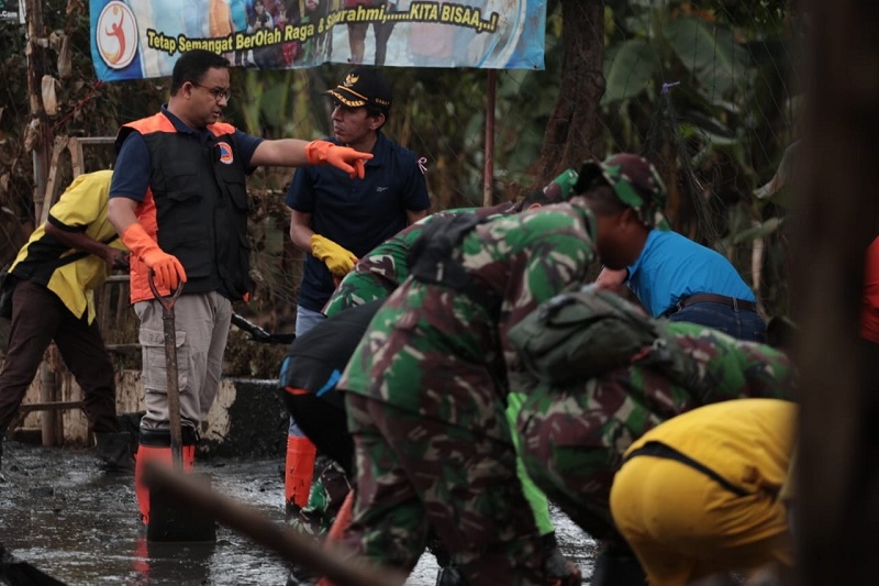 Gubernur DKI Jakarta Anies Baswedan saat melakukan pembersihan usai banjir di Ibu Kota. / Facebook Anies Baswedan