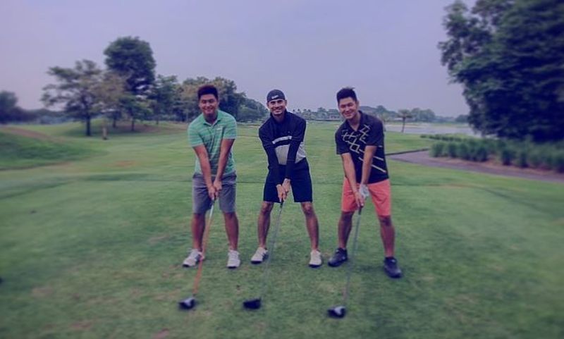 Artis Ashraf Sinclair bersama rekan-rekannya berfoto di lapangan golf. Foto Instagram @ashrafsinclair