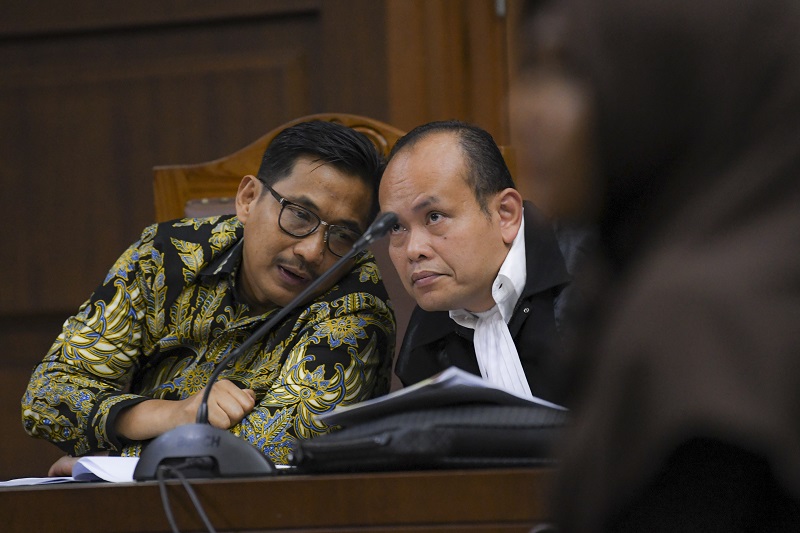 Terdakwa kasus dugaan suap distribusi pupuk Bowo Sidik Pangarso (kiri) berdiskusi dengan kuasa hukumnya pada sidang lanjutan di Pengadilan Tipikor, Jakarta. / Antara Foto