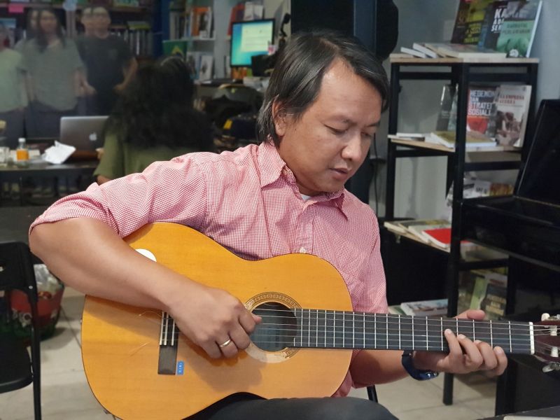 Vokalis band Efek Rumah Kaca (ERK) Cholil Mahmud mempertontonkan kepiawaiannya memainkan gitar di Kios Ojo Keos, Cilandak, Jakarta Selatan, Senin (20/1). Alinea.id/Annisa Rahmawati 