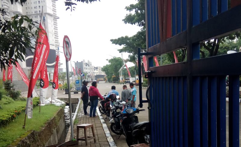 Davidson dan rekan-rekannya menghentikan pengendara motor yang cicilan motornya menunggak di kawasan Daan Mogot, Jakarta Barat, Kamis (12/3). Alinea.id/Kudus Purnomo Wahidin