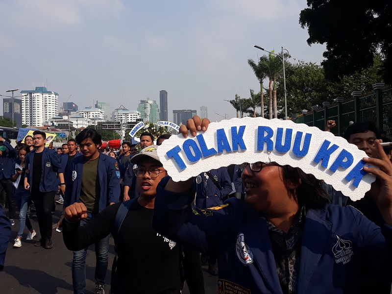 Aksi mahasiswa menolak revisi UU KPK dan KUHP di depan Gedung DPR Jakarta. Alinea.id/Akbar Ridwan