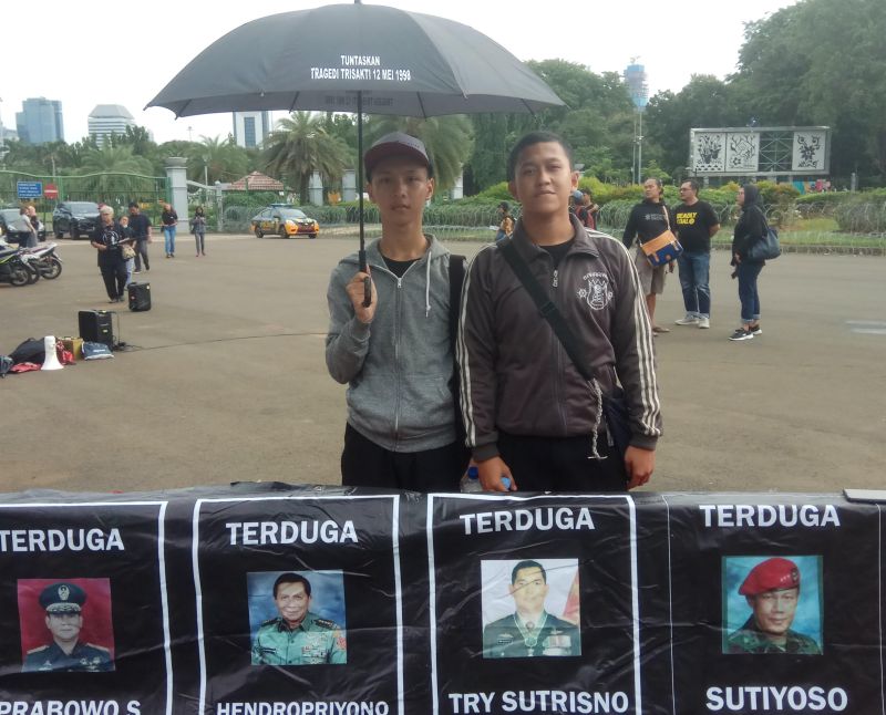 Peserta aksi Kamisan Duta Tanderla (kanan) berfoto di depan Istana Negara, Jakarta Pusat, Kamis (30/1). Alinea.id/Kudus Purnomo Wahidin