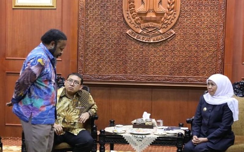 Wakil Ketua DPR RI Fadli Zon bertemu dengan Gubernur Jawa Timur Khofifah Indarparawansa, Rabu (21/8). Alinea.id/Adi Suprayitno 