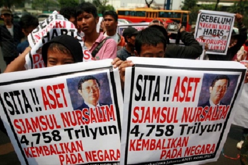 Sejumlah mahasiswa dari Poros mahasiswa Jakarta antikorupsi berunjuk rasa di depan Kejaksaan Agung Jakarta, Selasa (15/9) menuntut kejaksaan menyita aset Sjamsul Nursalim dalam kasus BLBI. / Antara Foto