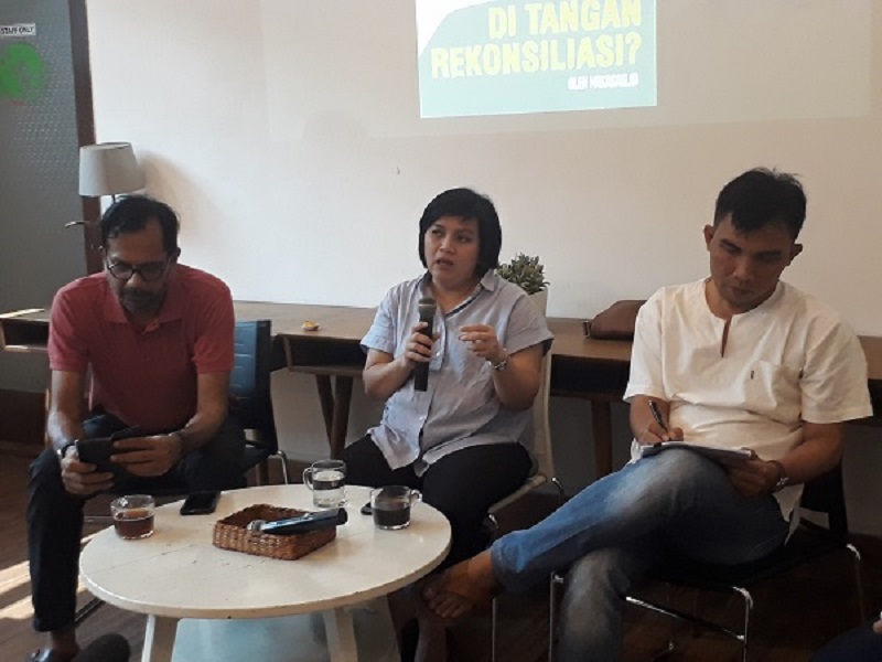 Direktur eksekutif kantor hukum dan hak asasi manusia (HAM) Lokataru, Haris Azhar (kiri) dalam diskusi publik di Kekini, Cikini, Jakarta, Sabtu (13/7). Alinea.id/Valerie Dante