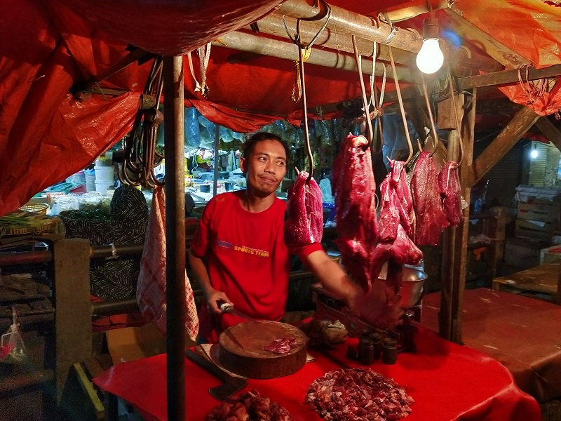 Adullah (35 tahun) pedagang daging di Pasar Kebayoran Lama, Jakarta Selatan tengah memotong daging untuk pelanggan, Sabtu (7/3). Harga daging sapi mulai naik yang semula berada di kisaran Rp100.000 per kilogram, kini sudah dijual di angka Rp110.000 per kilogram. Alinea.id/Fajar Yusuf Rasdianto