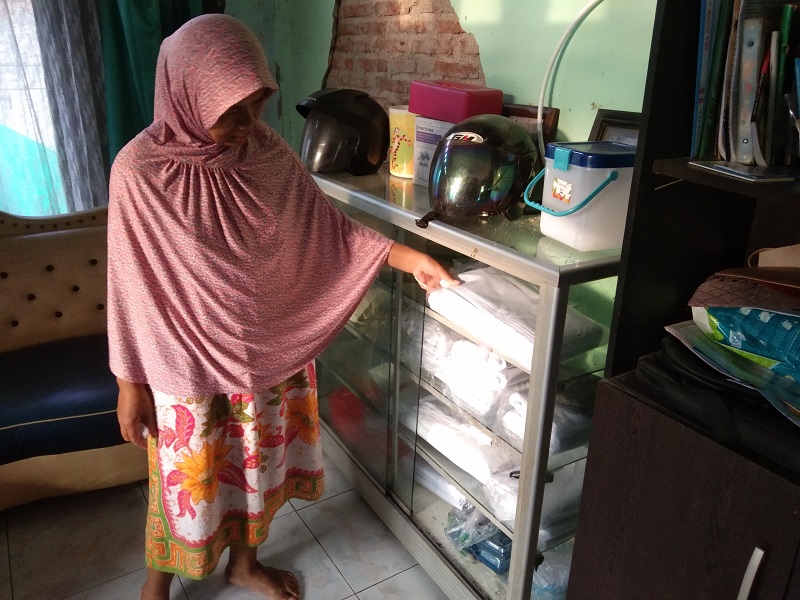 Pemilik Toko Kain Kafan Hj Wahyu Siti Aisyah (60) ketika menunjukkan simpanan kain kafan di rumahnya, Suradita, Cisauk, Kabupaten Tangerang, Banten, Senin (24/2). Alinea.id/Syah Deva Ammurabi