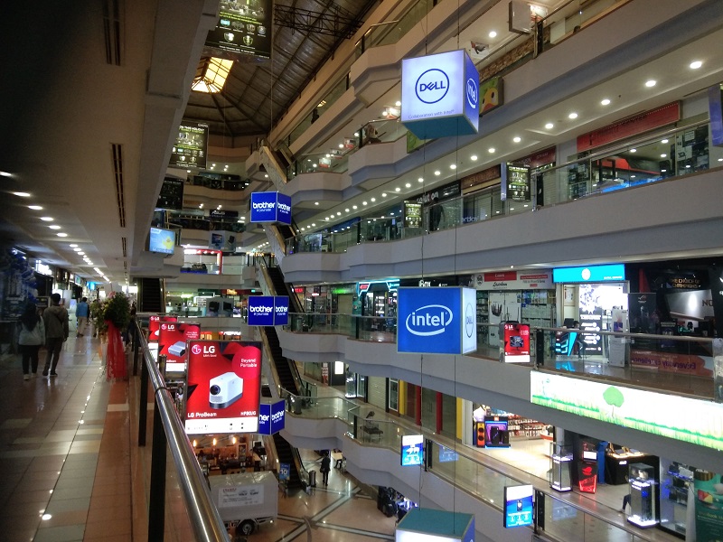Suasana sepi pusat perbelanjaan Mangga Dua Mall yang berlokasi Jakarta Utara, Minggu (1/3). Alinea.id/Syah Deva Ammurabi
