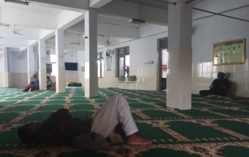 Jemaah Ahmadiyah tertidur di Masjid Al Hidayah di Jalan Balikpapan I Nomor 10, Petojo Utara, Gambir, Jakarta Pusat, Jumat (21/2). Alinea.id/Kudus Purnomo Wahidin