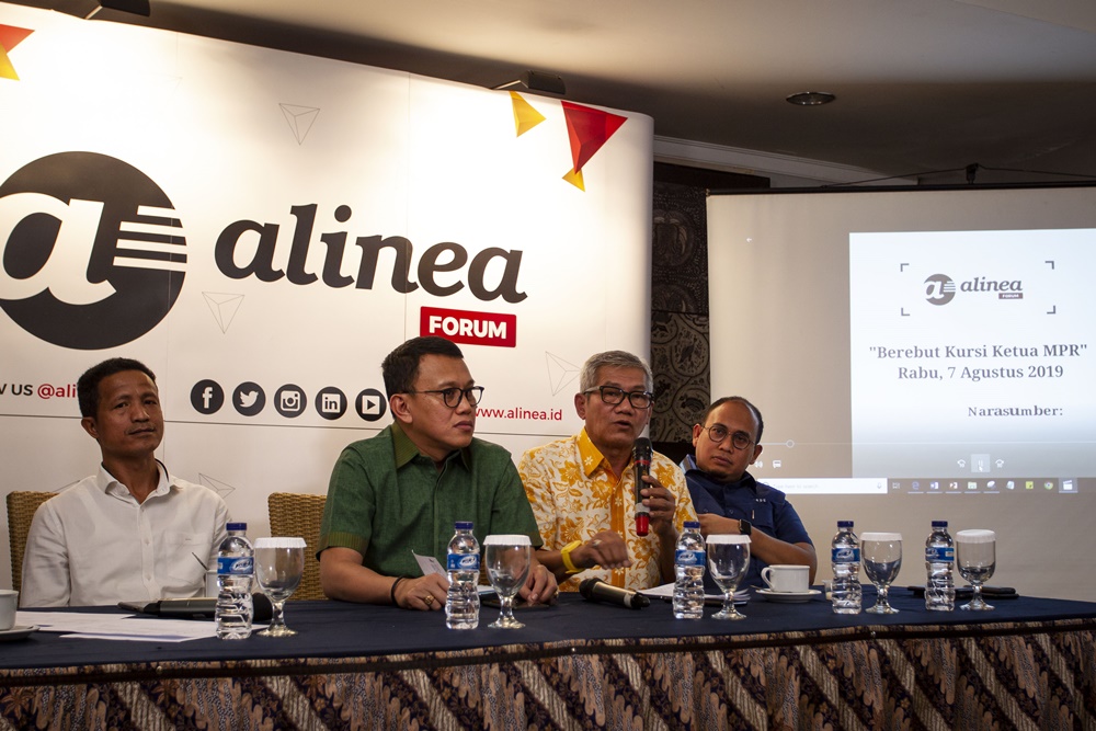  Wasekjen DPP Partai Gerindra Andre Rosiade (kanan) bersama Ketua Fraksi Partai Golkar di MPR Agun Gunandjar (tengah) dan Ketua DPP Partai Kebangkitan Bangsa (PKB) Abdul Kadir Karding (kiri) saat menjadi pembicara dalam diskusi Alinea Forum di Cikini, Jakarta, Rabu (7/8/2019).