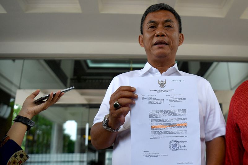 Ketua DPRD DKI Jakarta Prasetyo Edi Marsudi menunjukkan surat di Kementerian Sekretariat Negara, Jakarta, Kamis (13/2). /Foto Antara