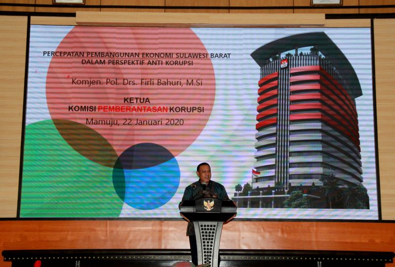 Ketua KPK Firli Bahuri memberikan sambutan di depan Porkopinda di Kantor Gubernur Sulawesi Barat, Mamuju, Sulawesi Barat, Rabu (22/1). Foto Antara/Akbar Tado