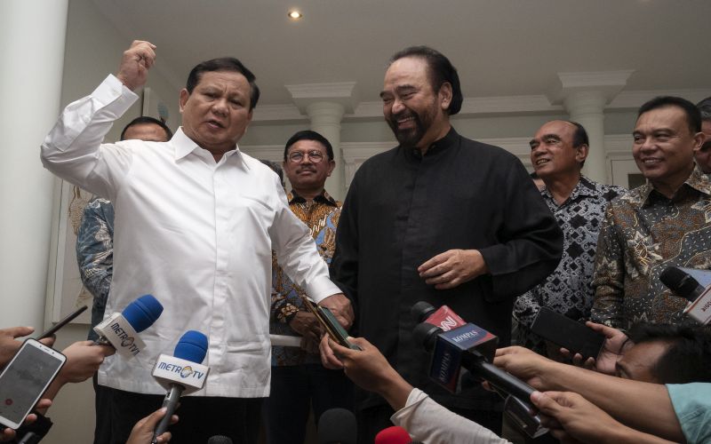 Ketua Umum Partai Gerindra Prabowo Subianto (kiri) dan Ketua Umum Partai NasDem Surya Paloh (tengah) menyampaikan keterangan pers usai melakukan pertemuan di kawasan Permata Hijau, Jakarta, Minggu (13/10). /Antara Foto