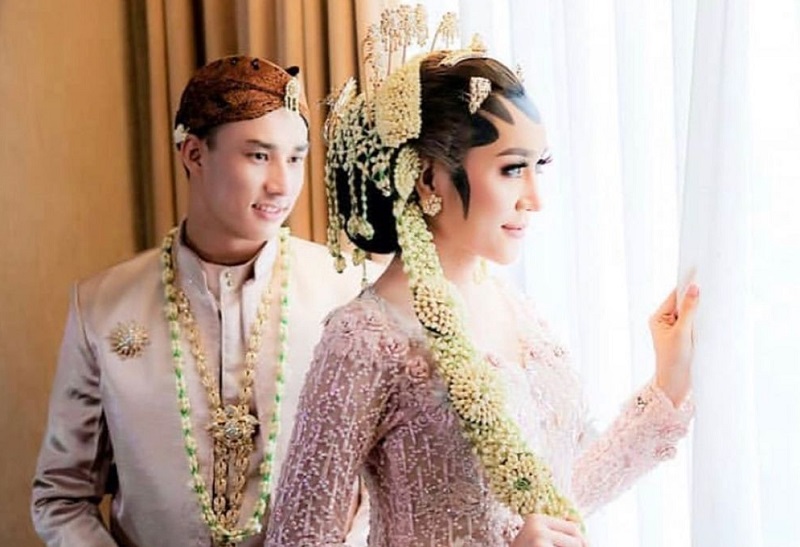 Selebritas Lucinta Luna mengunggah foto pernikahan dengan pria asal Filipina yang belakangan disebut sebuah settingan. / Instagram @lucintaluna