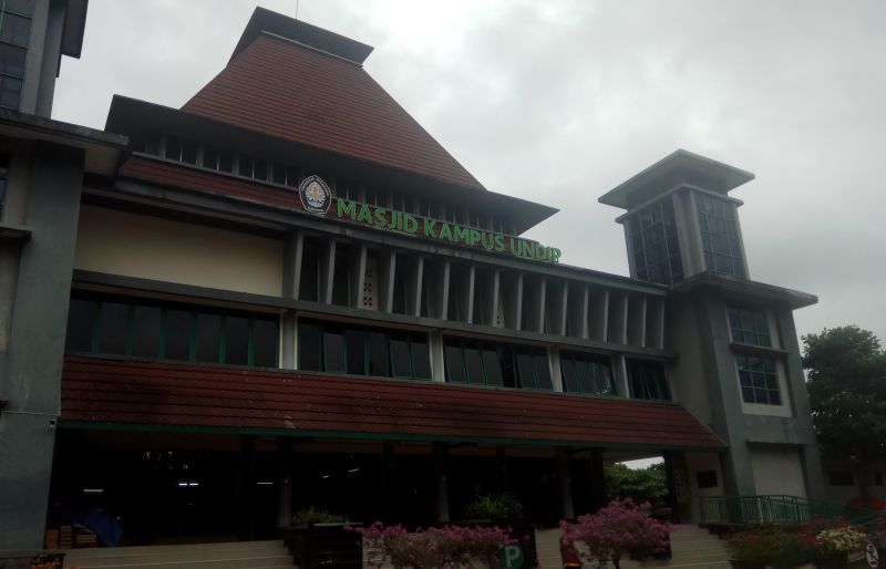 Suasana Masjid Kampus Universitas Dipenogoro di Jalan Prof Soedarto, Tembalang, Semarang, Jawa Tengah, Sabtu (29/2). Alinea.id/Kudus Purnomo Wahidin