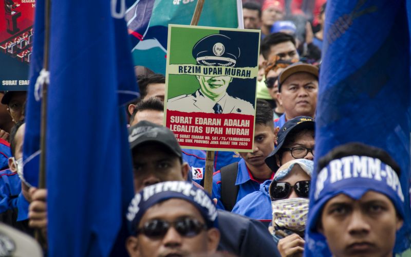 Massa yang tergabung dalam Aliansi Sarikat Pekerja Buruh Jawa Barat melakukan aksi unjuk rasa di depan Gedung Sate, Bandung, Jawa Barat, Senin (2/11). /Antara Foto