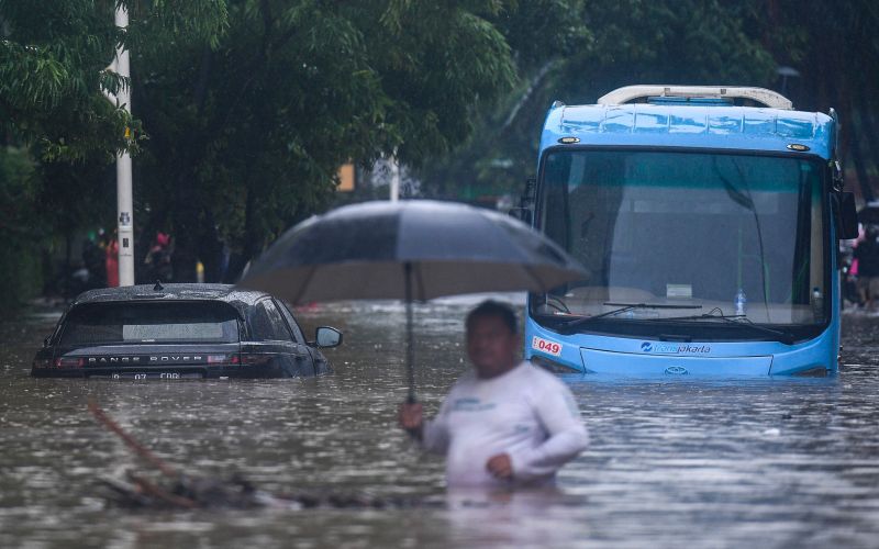Mobil dan bus Transjakarta terendam banjir di Jalan Kemang Raya, Jakarta Selatan, Rabu (1/1). /Antara Foto