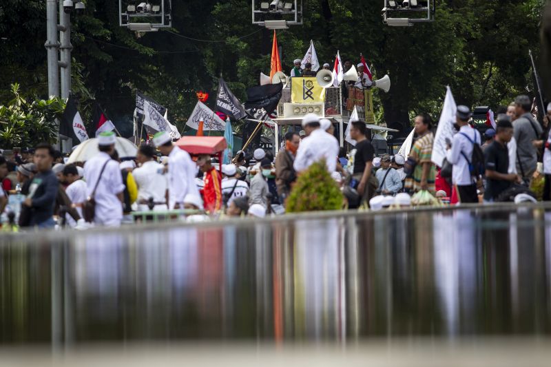 Umat muslim mengikuti Aksi 212 Berantas Mega Korupsi Selamatkan NKRI di Jalan Medan Merdeka Barat, Jakarta, Jumat (21/2). /Foto Antara