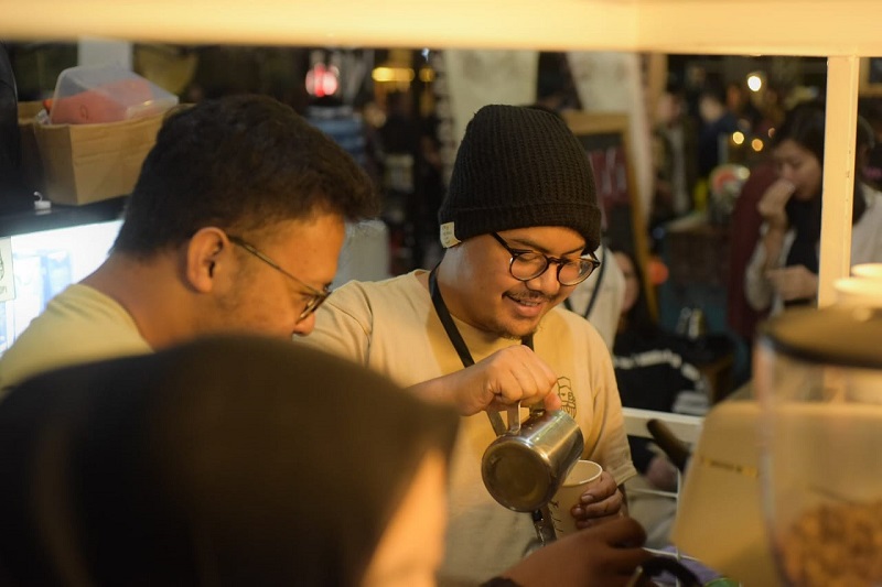 Jazil Maksum pemilik kedai kopi Jokopi saat mengadakan workshop tentang kopi di Surabaya./ Dok. Jokopi