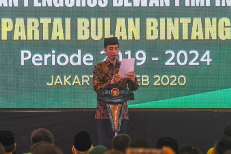 Presiden Joko Widodo memberikan pidato politiknya pada acara Pelantikan Pengurus Dewan Pimpinan Pusat Partai Bulan Bintang di Jakarta, Kamis (6/2). /Foto Antara