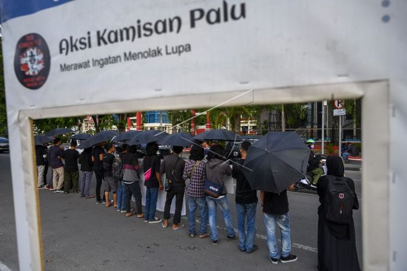 Sejumlah aktivis kemanusiaan menggelar Aksi Kamisan di depan Kantor DPRD Sulawesi Tengah di Palu, Sulawesi Tengah, Kamis (7/11/2019). Foto Antara/Basri Marzuki