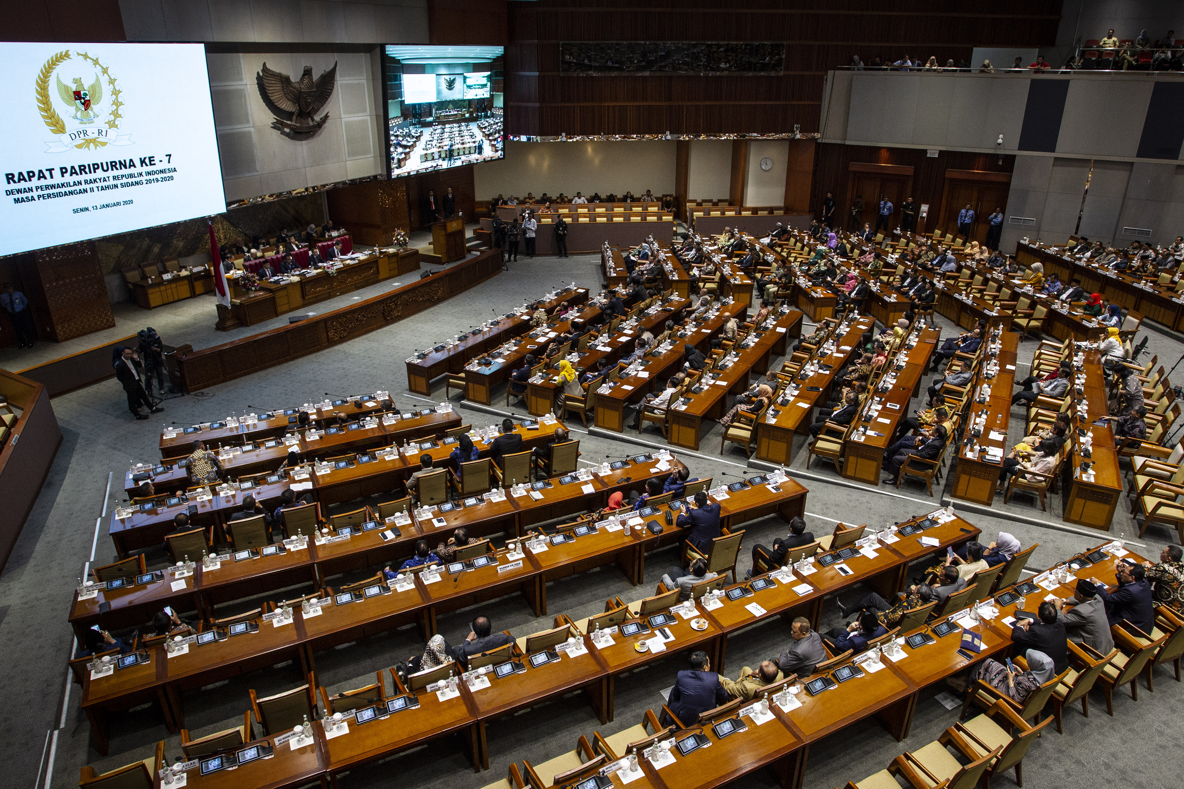 Suasana Rapat Paripurna Ke-7 Pembukaan Masa Persidangan II Tahun Sidang 2019-2020 di Kompleks Parlemen, Senayan, Jakarta, Senin (13/1). /Antara Foto