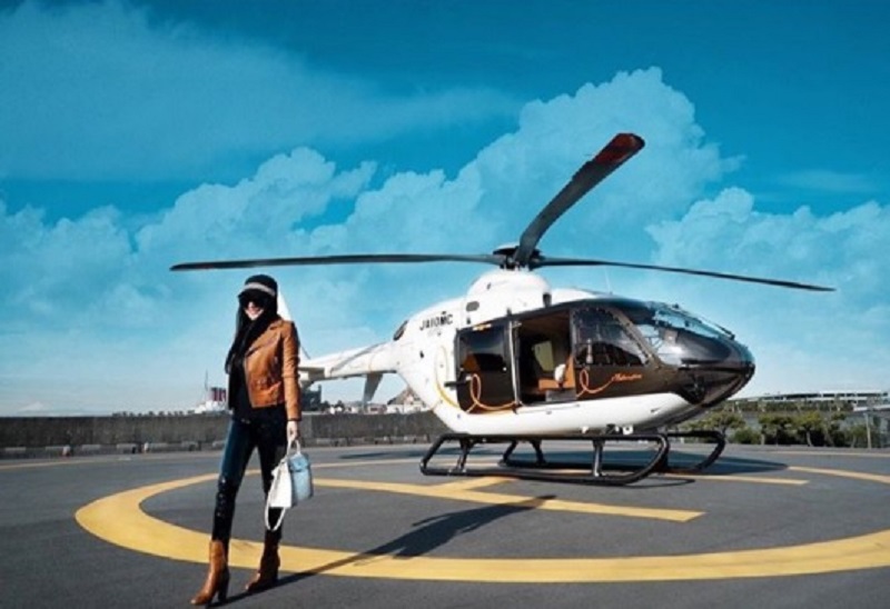 Selebritas Syahrini kerap mengunggah aktivitas mewah, termasuk saat dia di Jepang setelah mengendarai helikopter. / Instagram @princessyahrini