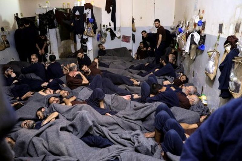 Tahanan warga asing yang diduga sebagai bagian dari Islamic State berbaring di sel penjara di Hasaka, Suriah, 7 Januari 2020. Foto Antara/Reuters/Goran Tomasevic