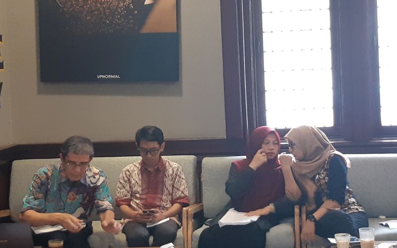 Direktur Eksekutif Perludem Titi Anggraini (tengah kanan) dalam diskusi di Upnormal Cafe, Cikini, Jakarta Pusat, Senin (28/10). Alinea.id/Fadli Mubarok