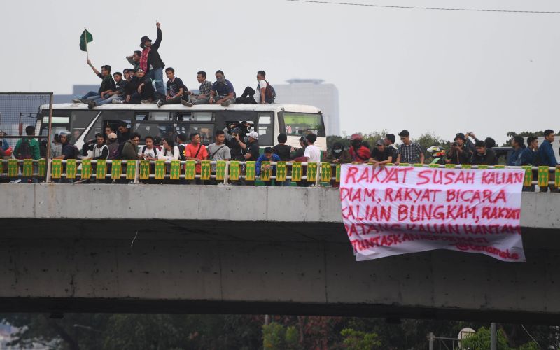 Sejumlah mahasiswa menggelar aksi unjuk rasa menolak revisi UU KPK dan KUHP tak jauh dari Gedung DPR, Senayan Jakarta, 24 September 2019. /Foto Antara