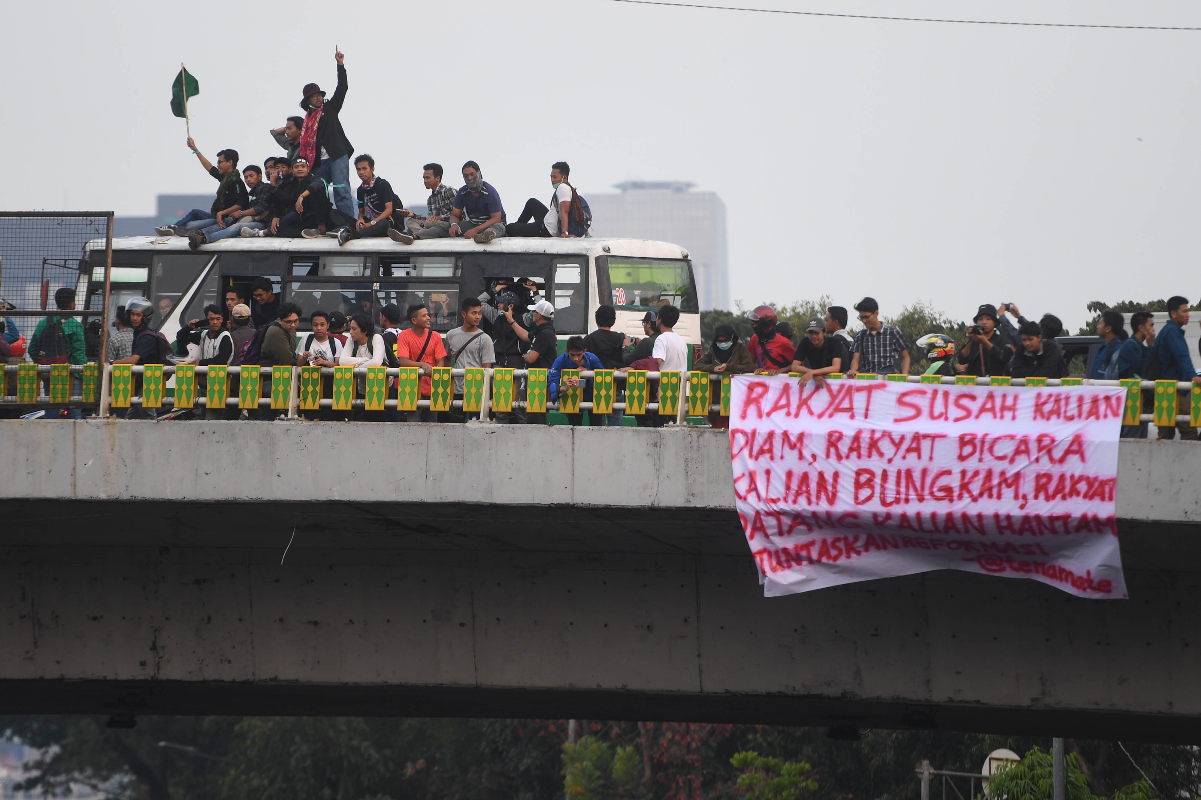 Sejumlah mahasiswa menggelar aksi unjuk rasa di sekitaran Kompleks Parlemen, Senayan, Jakarta, Selasa (1/10). /Antara Foto