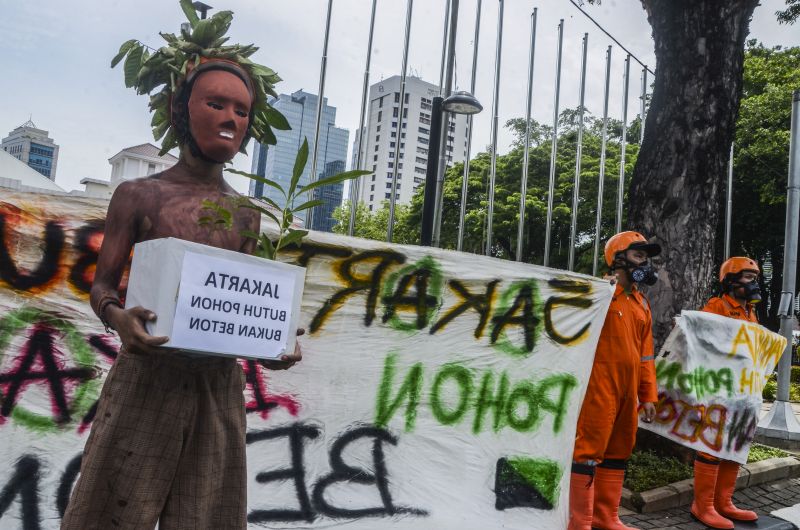 Aktivis Walhi melakukan aksi di depan gedung Balai Kota Jakarta Pusat, Kamis (30/1/2020). Mereka mendesak agar proyek revitalisasi kawasan Monas tidak hanya dihentikan melainkan juga segera dikembalikan ke fungsi awal sebagai ruang terbuka hijau (RTH). Foto Antara/Fakhri Hermansyah