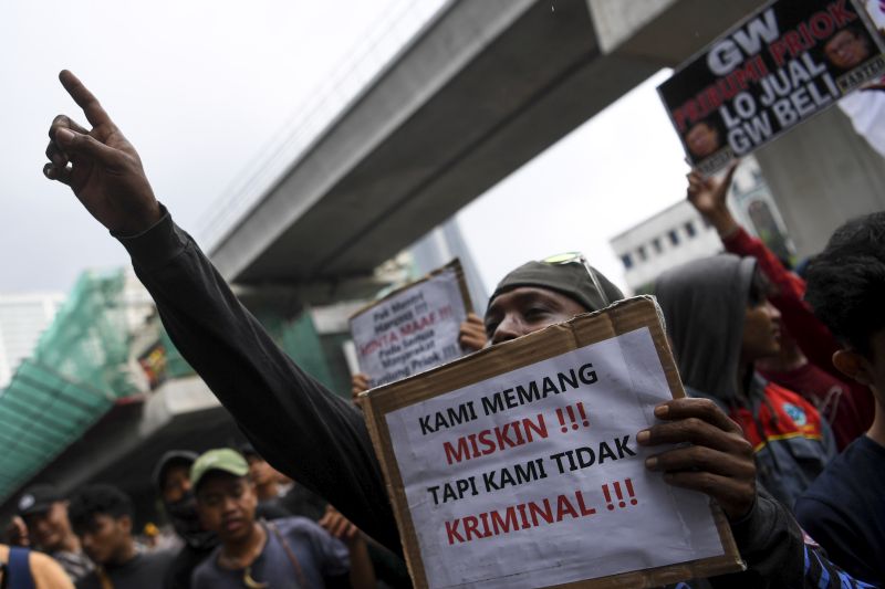 Warga Tanjung Priok melakukan aksi di depan gedung Kemenkumham, Jakarta, Rabu (22/1). Foto Antara/Wahyu Putro A