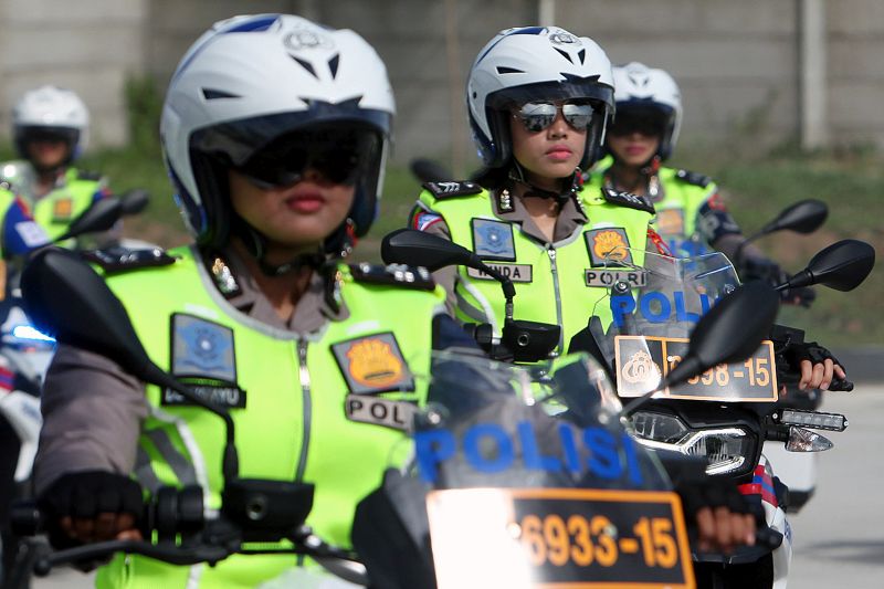 Sejumlah anggota polwan dari Satuan Lalu Lintas Mabes Polri melakukan manuver dengan motor gede (moge) di sela peresmian Indonesia Safety Driving Center (ISDC) di Serpong, Tangerang Selatan, Banten, Selasa (11/2). /Foto Antara
