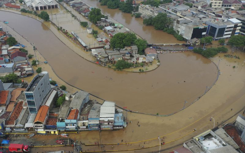 Banjir merendam kawasan Jalan Jatinegara Barat, Kampung Pulo, Jakarta, Kamis (2/1). /Antara Foto
