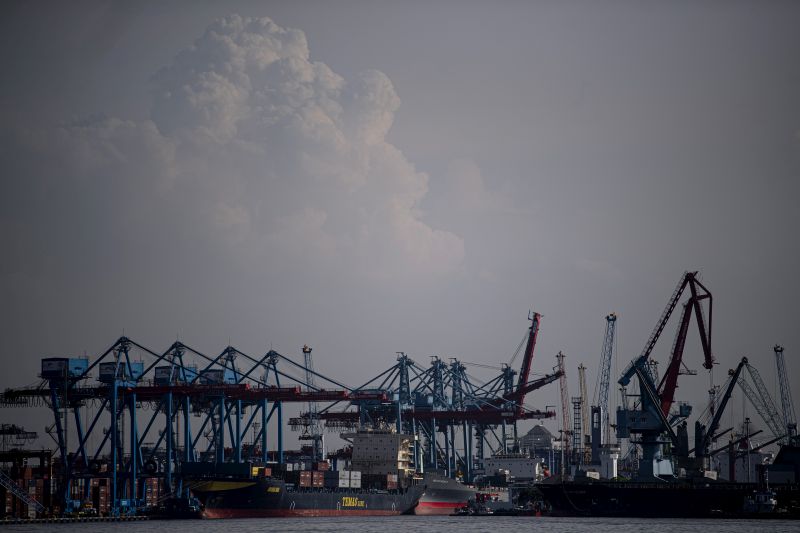 Suasana bongkar muat peti kemas di Pelabuhan Tanjung Priok, Jakarta, Rabu (15/1). /Antara Foto
