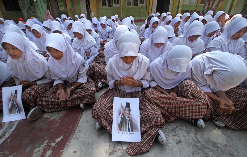 Sejumlah siswa dan guru menggelar doa bersama untuk almarhum Presiden ke-3 Republik Indonesia BJ Habibie di halaman Gedung SMP Negeri 15 Kota Serang, Banten, Kamis (12/9). / Antara Foto