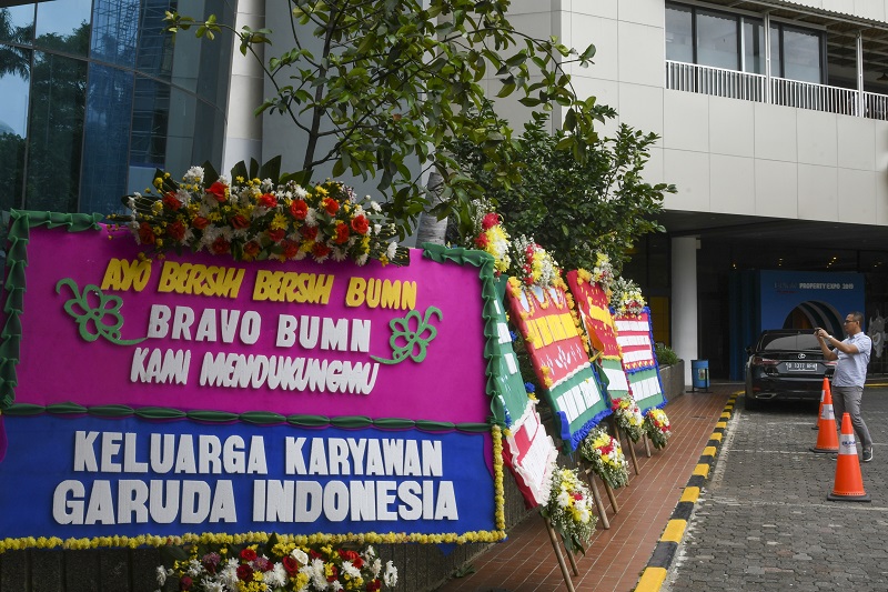 Karangan bunga terima kasih dan dukungan dari masyarakat dikirim ke kantor Kementerian BUMN menyusul pemecatan Direktur Utama Garuda Indonesia Ari Ashkara oleh Menteri BUMN Erick Thohir. / Antara Foto