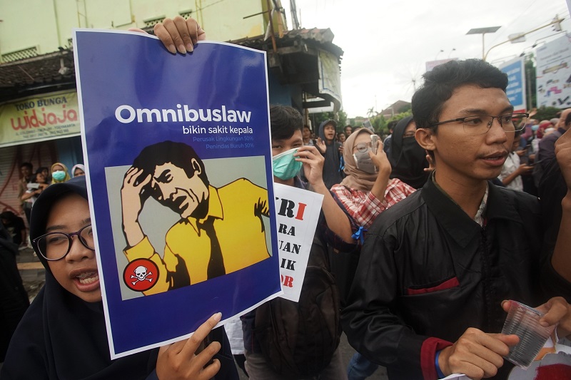Aktivis yang tergabung dalam Aliansi Rakyat Bersatu (ARB) melakukan aksi damai #GejayanMemanggil Menolak Omnibuslaw di Gejayan, Sleman, D.I Yogyakarta, Senin (9/3). / Antara Foto