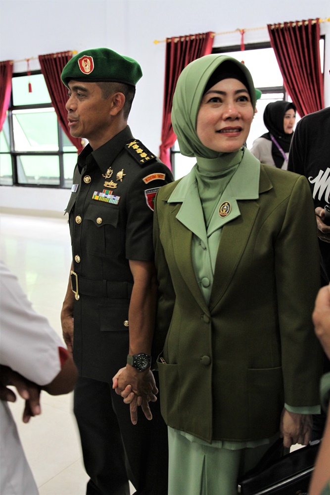 Istri mantan Komandan Kodim 1417 Kendari Kolonel Kav Hendi Suhendi, memegang tangan suaminya usai Upacara Sertijab Komandan Kodim 1417 Kendari di Aula Tamalaki Korem 143 Haluoleo, Kendari, Sulawesi Tenggara, Sabtu (12/10/2019)./Antara