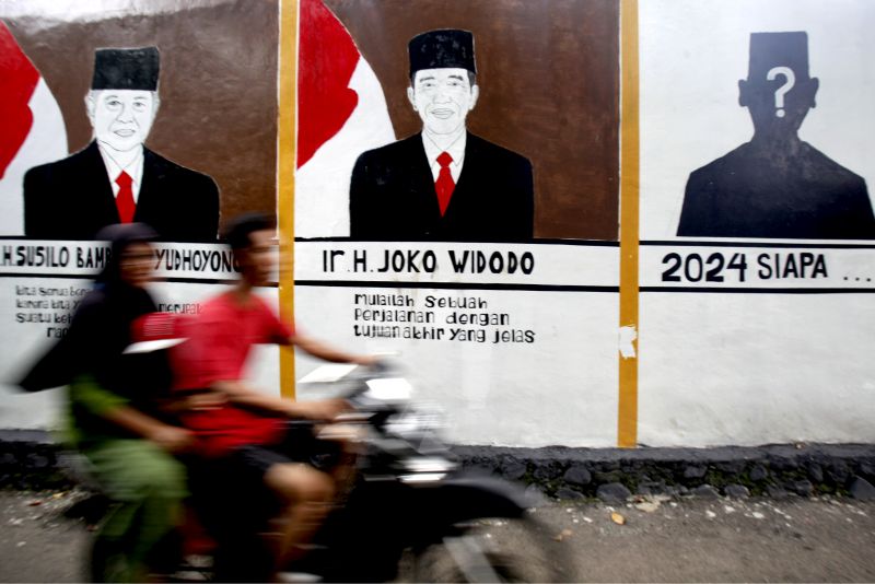 Warga melintas di depan mural wajah-wajah Presiden Indonesia dari Sukarno hingga Joko Widodo di Kota Bogor, Jawa Barat, Minggu (19/1). Foto Antara/Yulius Satria Wijaya